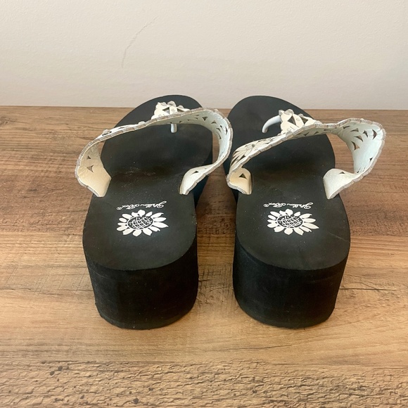 Yellowbox Sandals, T Strap, Black with White floral (rhinestones), 7.5 EUC - Picture 6 of 7